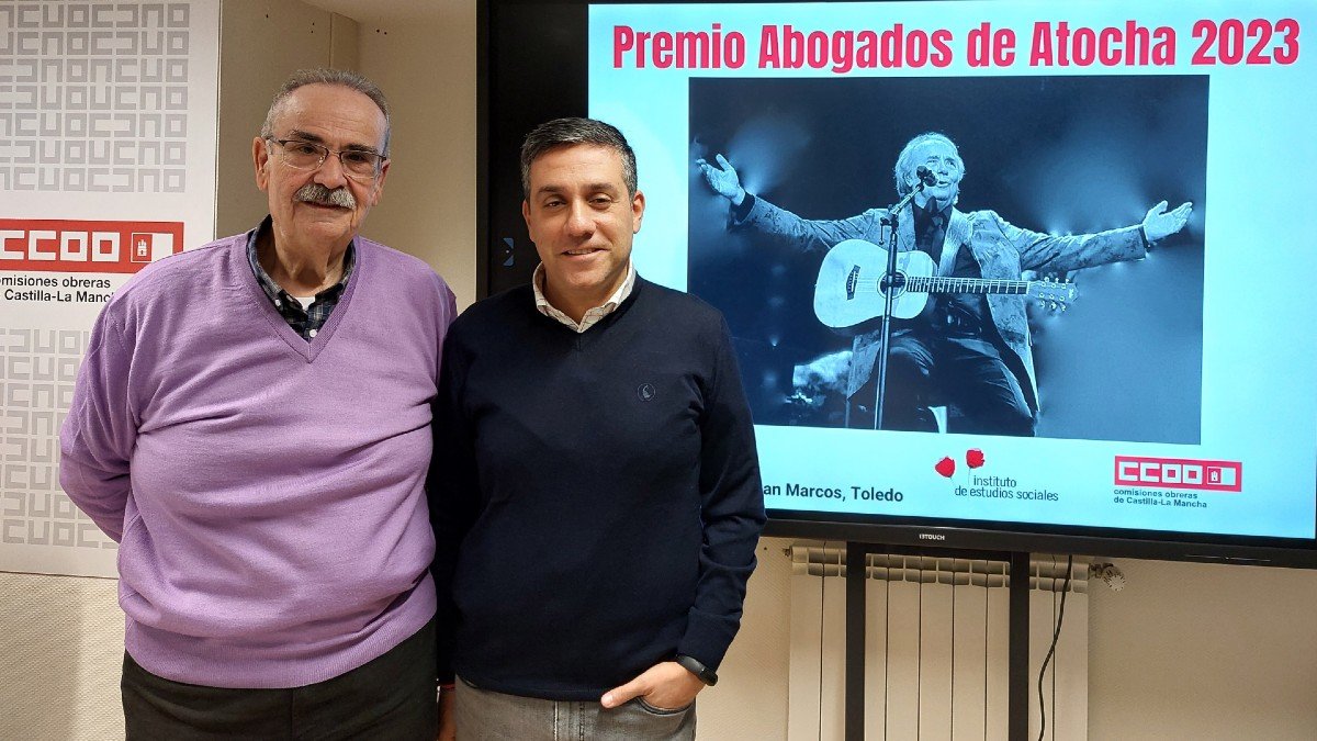 Arrogante y Ortega han anunciado la concesión del Premio Abogados de Atocha de este año a Joan Manuel Serrat.