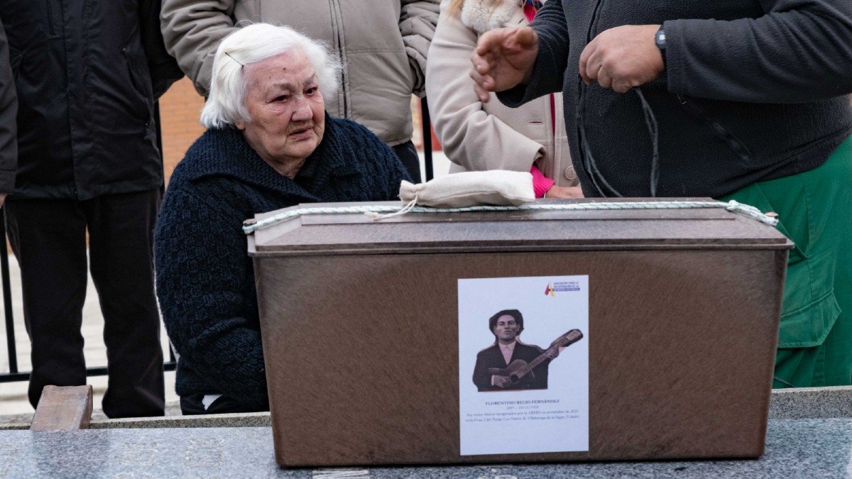 Agustina Recio, de 93 años, ha recibido la urna con los restos de su padre, asesinado el 19 de noviembre de 1936. - ARMH