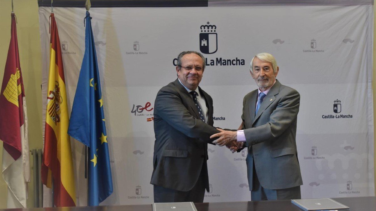 Ruiz Molina y Esteban han firmado el nuevo convenio de colaboración. - JCCM