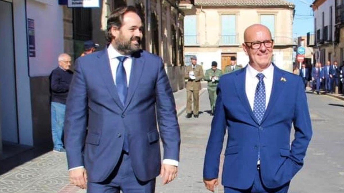 El alcalde de Mora, Emilio Bravo, junto al presidente del PP regional, Paco Núñez, en un acto el pasado mes de noviembre.