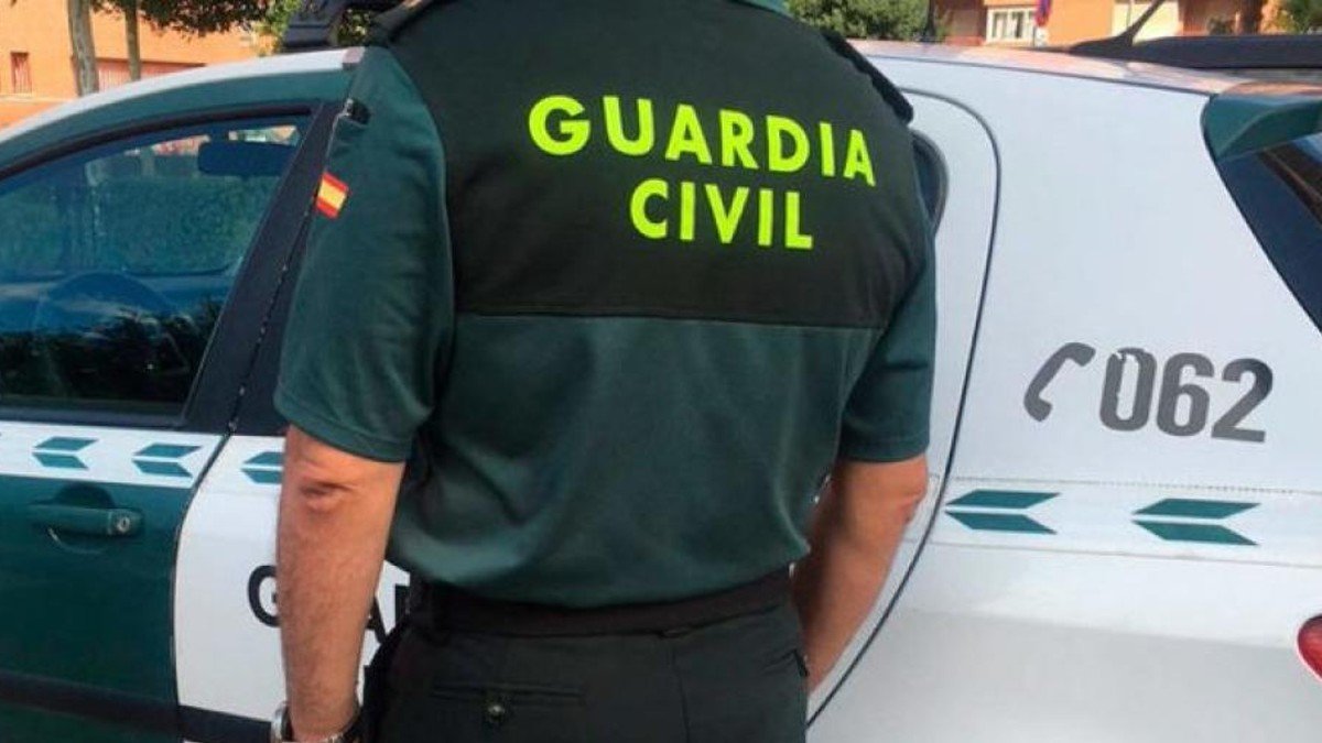 La Guardia Civil ha podido comprobar que el detenido tenía antecedentes por hechos similares y varias órdenes de alejamiento.