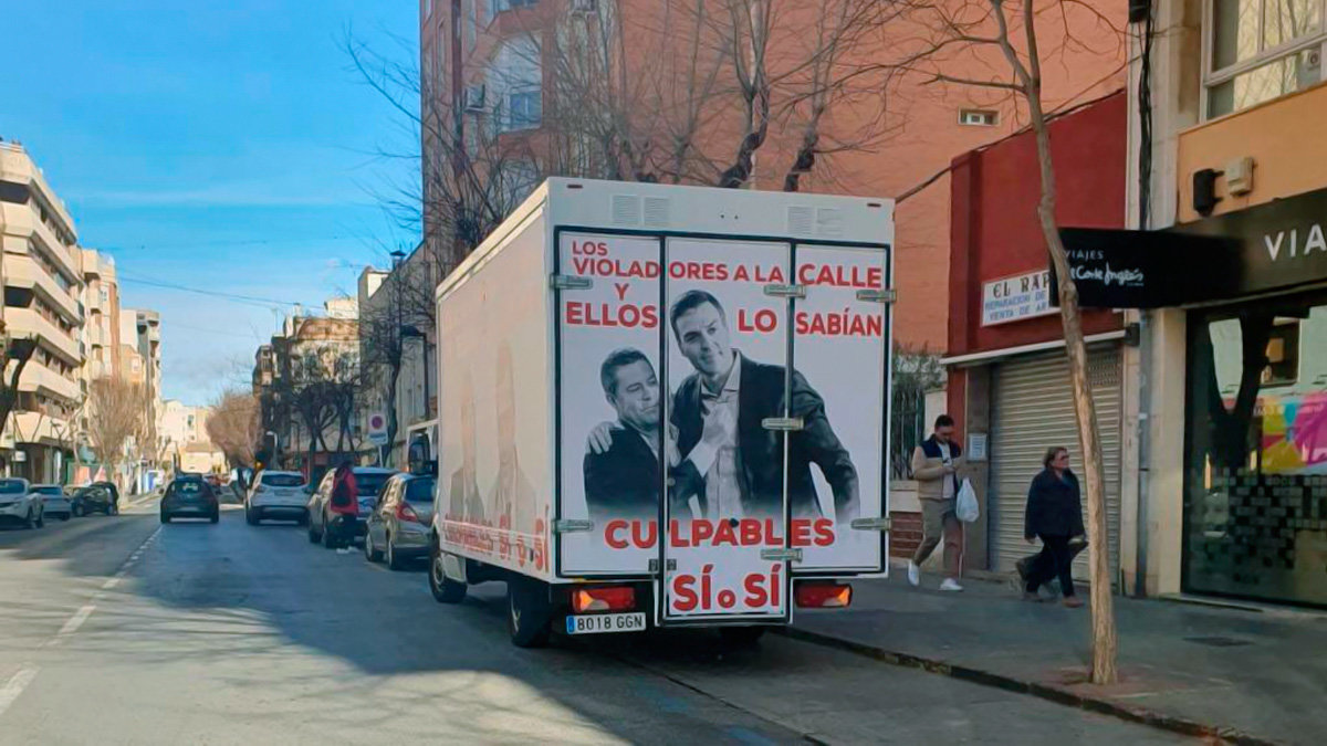 Imagen del camión que recorre Almansa durante la celebración del acto del 8M, que ha sido contratado por Nuevas Generaciones. - NNGGCLM