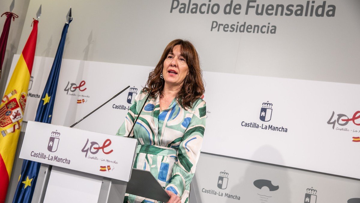 La consejera de Igualdad y portavoz, Blanca Fernández, durante la rueda de prensa ofrecida hoy en Toledo. - JCCM