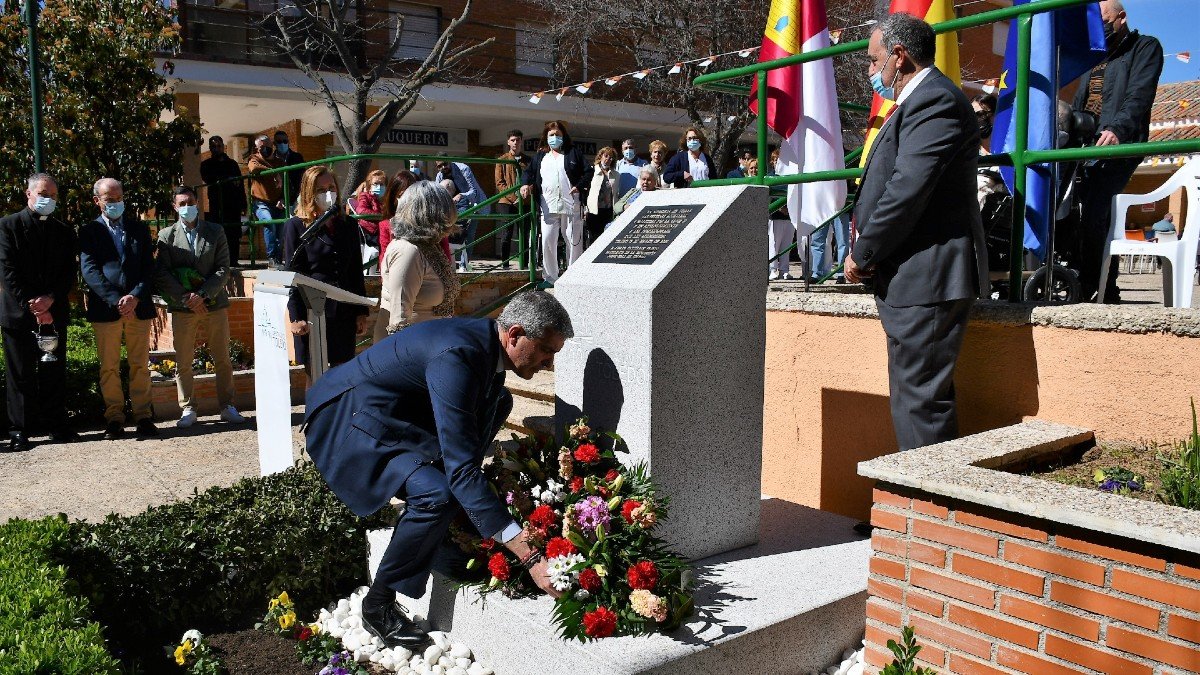 El presidente de la Diputación de Toledo, Álvaro Gutiérrez, ha colocado un ramo de flores en el monolito. 