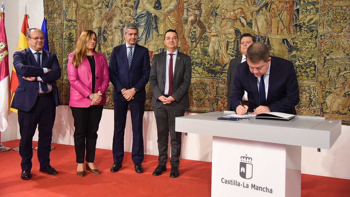 Firma de los convenios con los ayuntamientos de Cobisa y Cebolla, y la Diputación de Toledo, para prevenir el riesgo de inundaciones. - JCCM