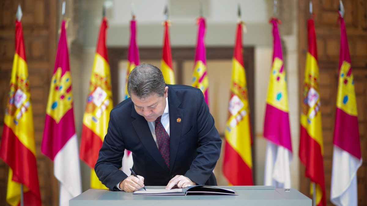 García-Page ha firmado el decreto por el que se convocan las elecciones a las Cortes regionales. - JCCM