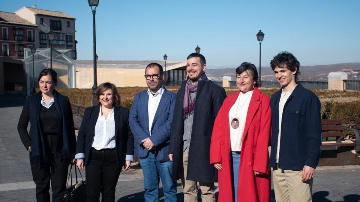Crespo y García Gascón, junto a representantes del resto de partidos que integran la confluencia de izquierdas en Castilla-La Mancha.