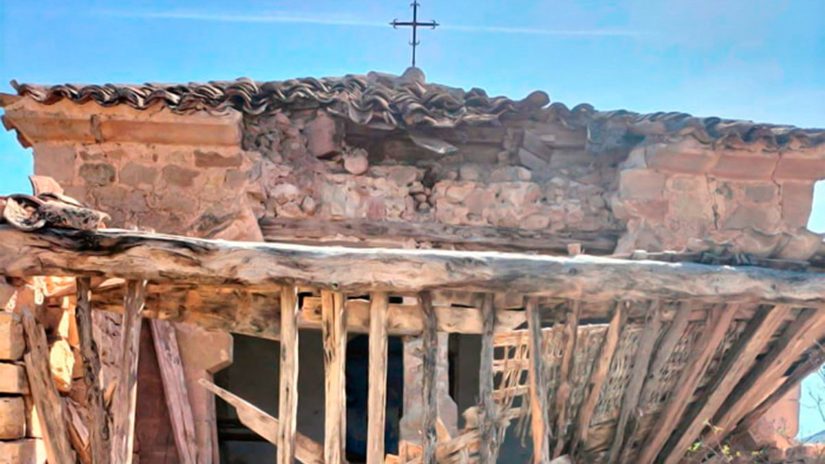 Imagen del derrumbe de la fachada de la ermita de la Virgen de la Soledad, en la provincia de Guadalajara. - HISPANIA NOSTRA