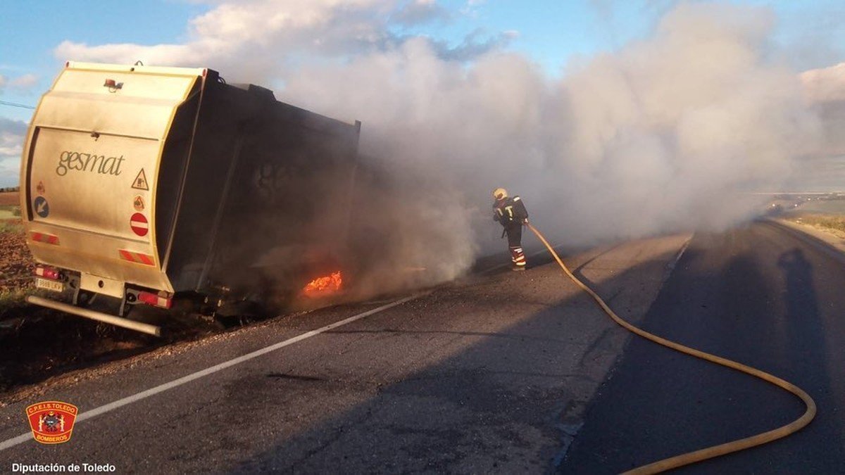 Los bomberos del CPEIS han colaborado en la extinción del incendio del camión. - CPEIS TOLEDO