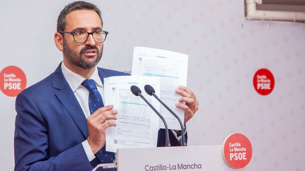 Gutiérrez ha mostrado las declaraciones de bienes firmadas por Núñez.