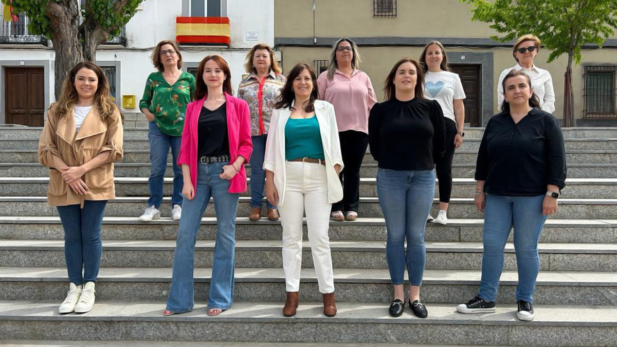 Imagen de la candidatura del PSOE en Los Cerralbos (Toledo), compuesta solo por mujeres. En el centro, su cabeza de lista, María Luisa Díaz Gómez. - REDES SOCIALES 