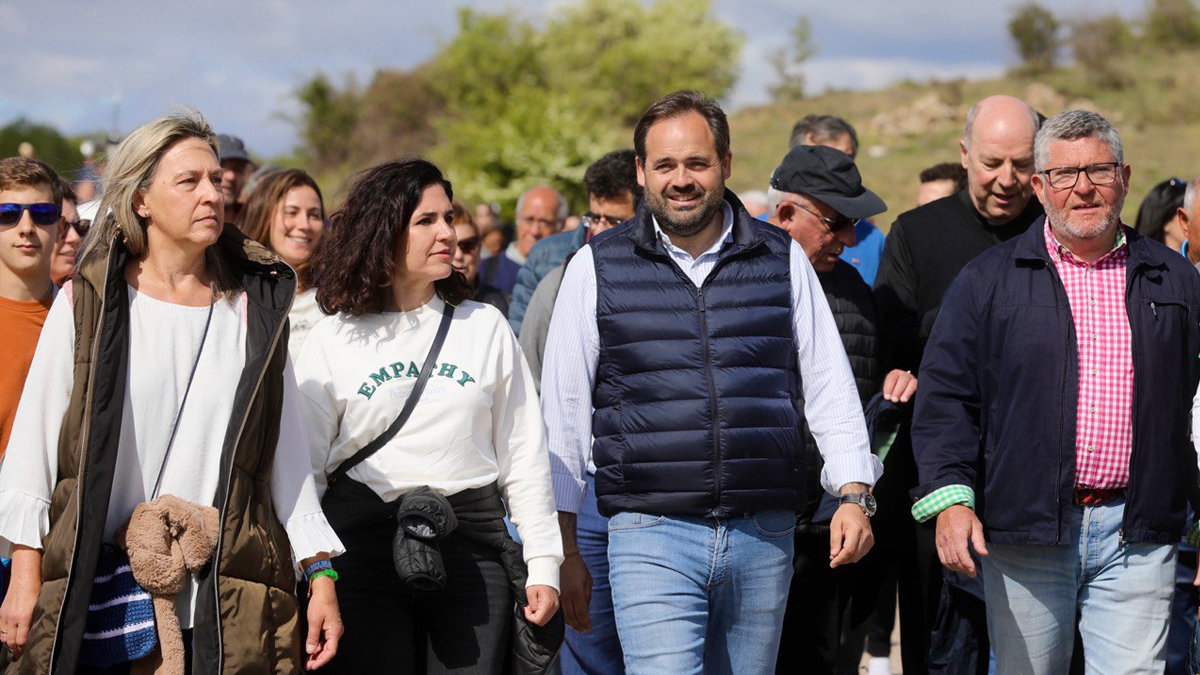 El candidato del PP en Castilla-La Mancha, Paco Núñez, durante la romería de Barbatona, en Sigüenza (Guadalajara), este domingo. - PARTIDO POPULAR