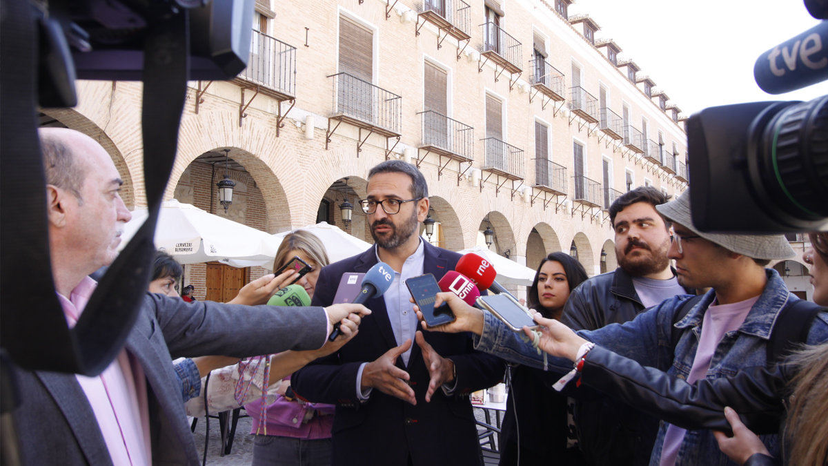 El secretario de Organización del PSOE de Castilla-La Mancha, Sergio Gutiérrez, este martes, valorando el pacto PP-Vox en Albacete. - PERIÓDICOCLM