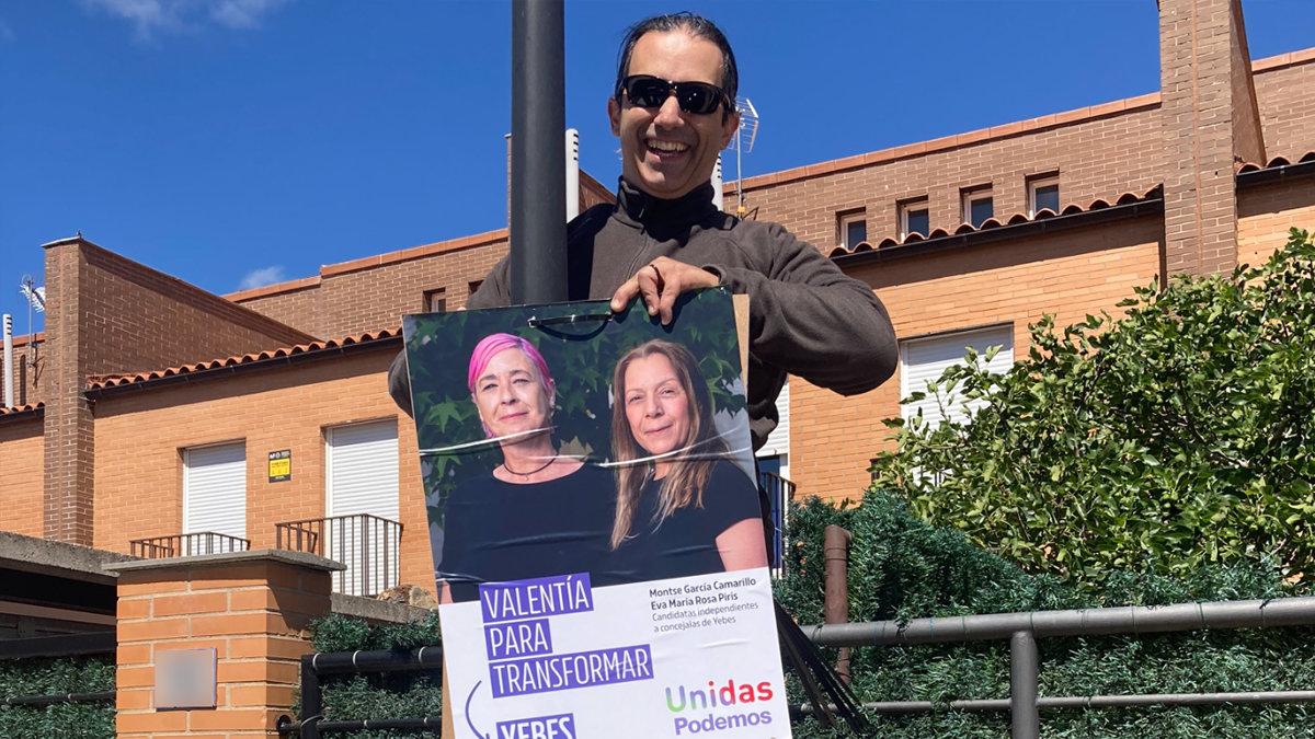 Colocación de los carteles electorales de Unidas Podemos en Yebes que fueron sustraídos. - PERIÓDICOCLM