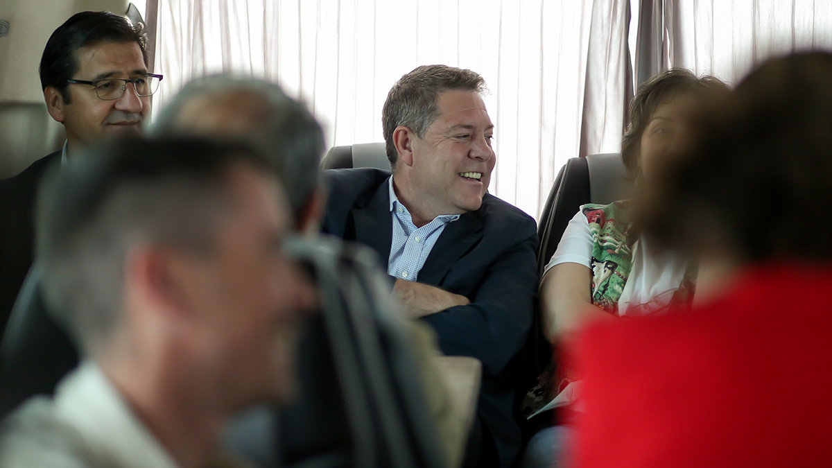 Emiliano García-Page, en su autobús de campaña electoral, instantes después de anunciar este nuevo compromiso durante un desayuno con empresarios en Valdepeñas. - PERIÓDICOCLM