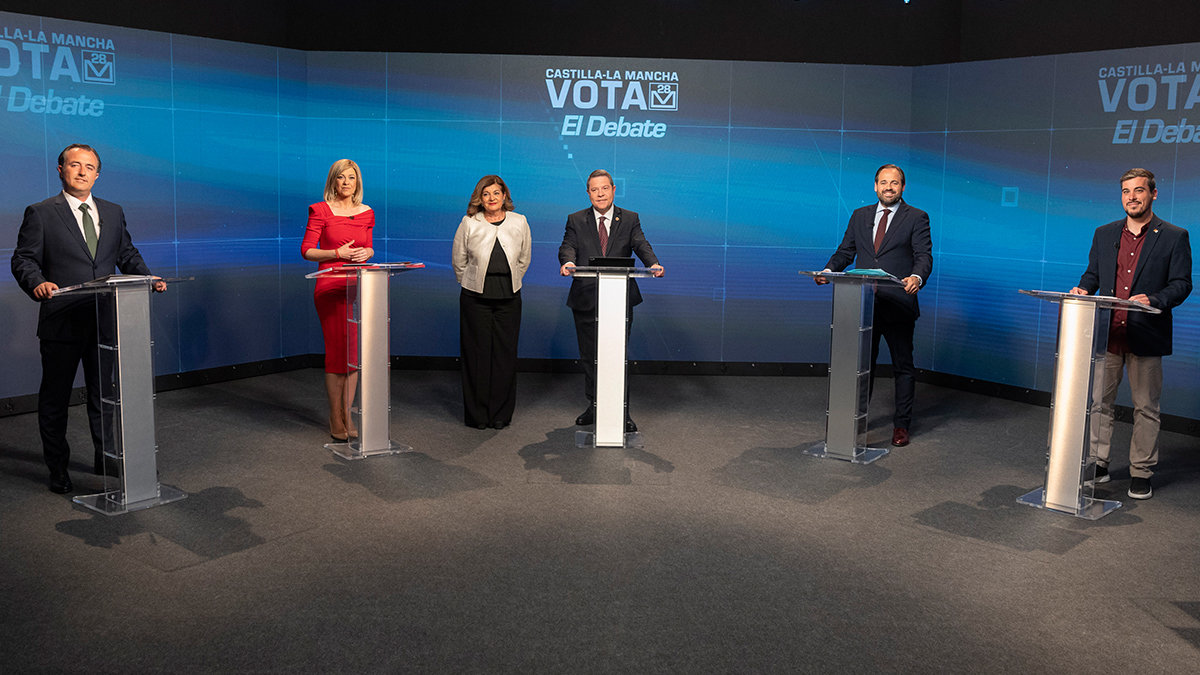 Los candidatos a presidir Castilla-La Mancha, momentos antes de iniciar el debate electoral de CMM para el 28M. - ISMAEL HERRERO