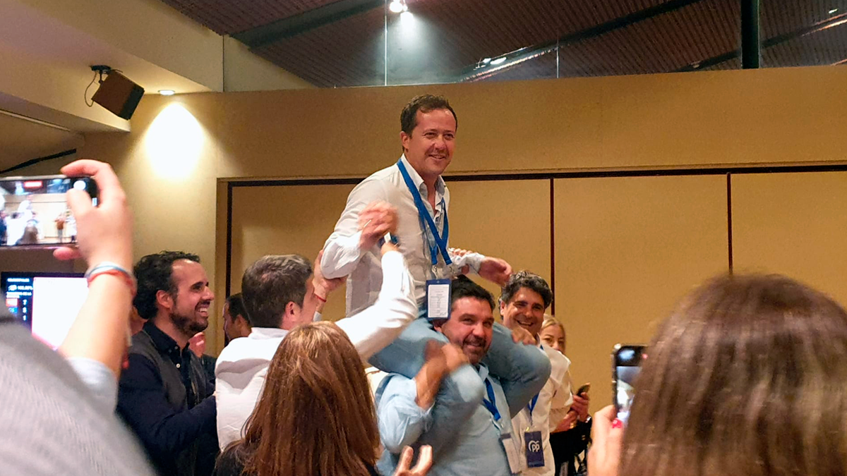 Carlos Velázquez (PP) celebra los resultados obtenidos en Toledo en el cuartel general del PP para la noche electoral. - T. GARCÍA