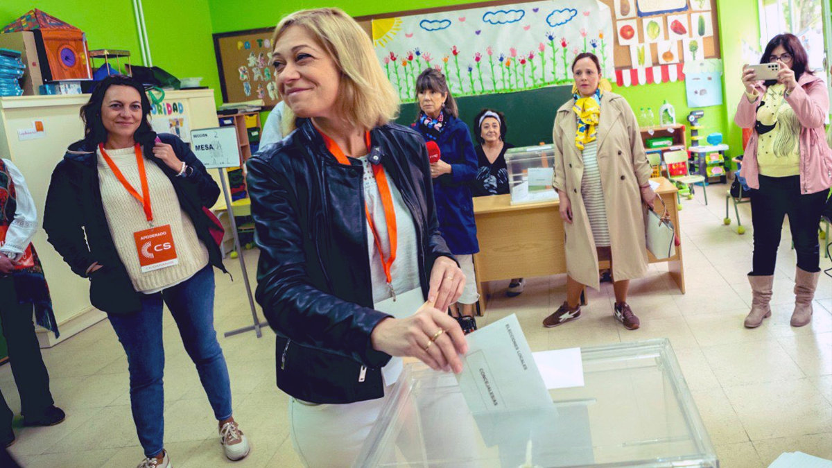 Carmen Picazo, candidata de Ciudadanos a la Presidencia de Castilla-La Mancha y a la Alcaldía de Albacete, ejerciendo este domingo su derecho a votar. - TWITTER