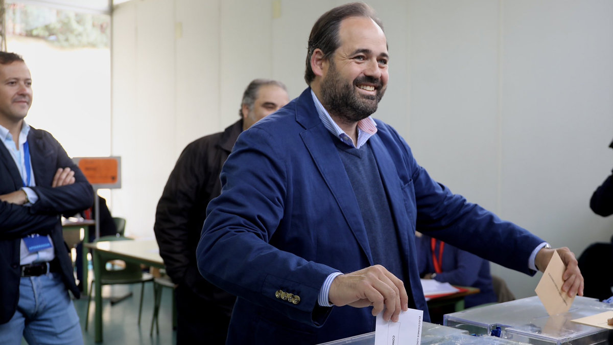 Paco Núñez ha votado en el colegio público Ciudad de Nara de Toledo.