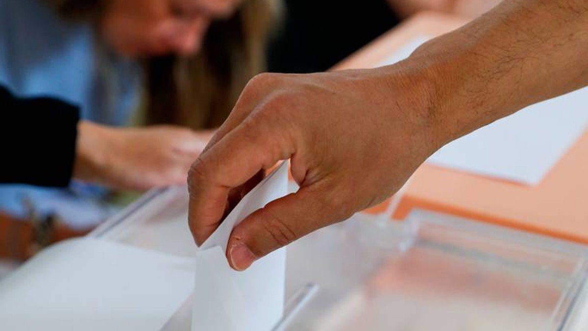 Cuatro de cada diez electores en Castilla-La Mancha ha votado antes de las dos de la tarde. | EFE - J. CEBOLLADA