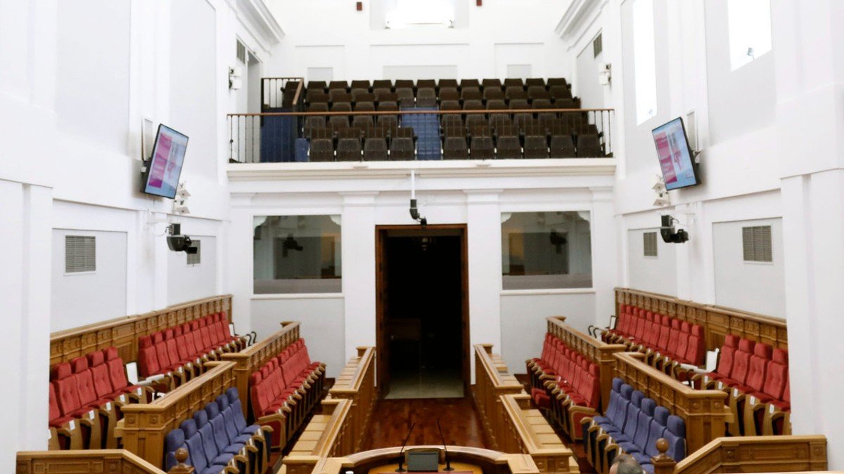 El Parlamento castellanomanchego está compuesto actualmente por 33 diputados. | C. TOLDOS