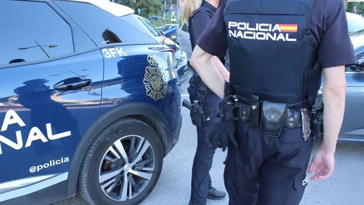 La Policía Nacional localizaba este jueves a la menor y detenía al hombre que la acompañaba. - ARCHIVO