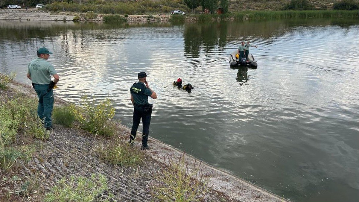 Efectivos del GEAS de la Comandancia de Badajoz recuperaban el cuerpo del joven a varios metros de profundidad. - GUARDIA CIVIL
