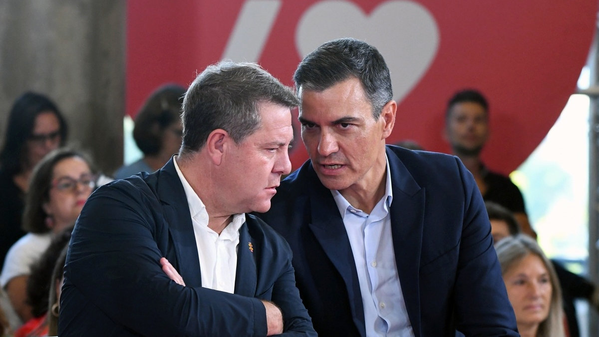 El presidente de Castilla-La Mancha, Emiliano García-Page, y el presidente del Gobierno, Pedro Sánchez, durante la campaña del 28M. - ARCHIVO/PÚBLICO
