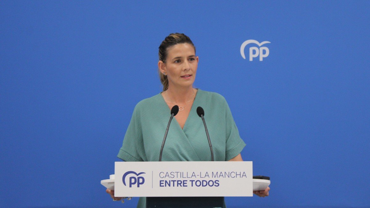 Carolina Agudo, secretaria general del PP de Castilla-La Mancha, durante la rueda de prensa ofrecida en Toledo. 