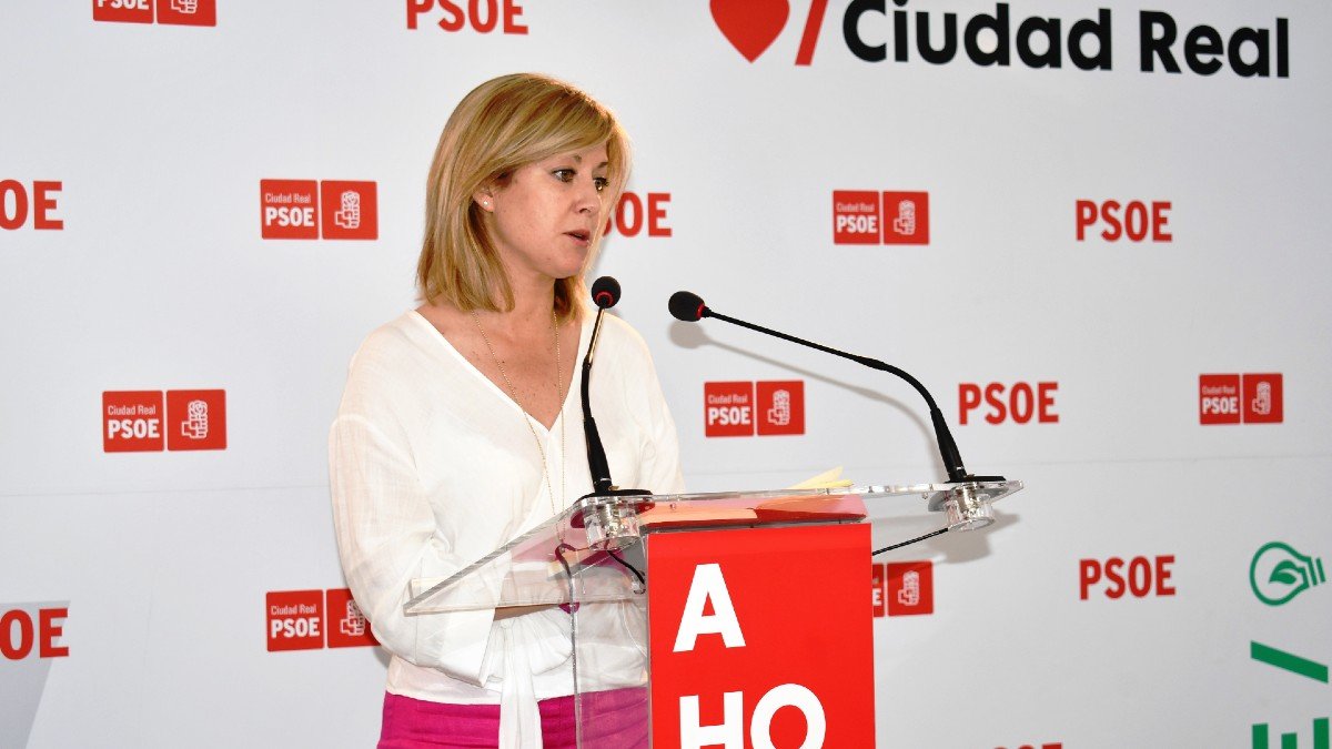 Ana Isabel Abengózar, portavoz del grupo socialista en las Cortes, durante la rueda de prensa. 