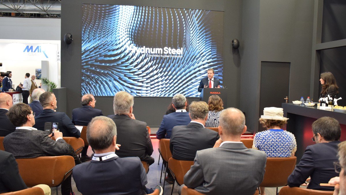García-Page durante la presentación de Hydnum Steel en el METEC 2023. - JCCM