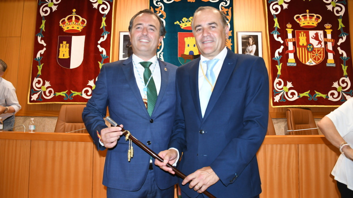 Toma de posesión del nuevo alcalde de Talavera de la Reina, el popular José Julián Gregorio (d), gracias al apoyo de Vox, David Moreno (i). - EFE/Manu Reino