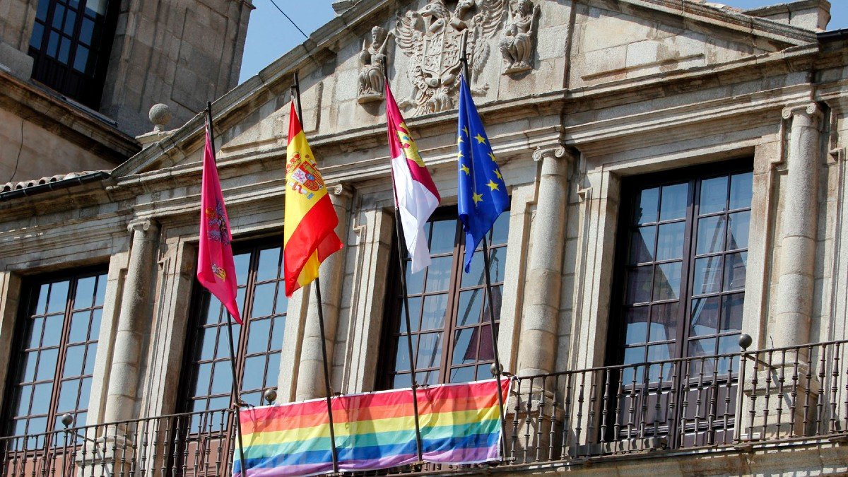 Desde 2016 la bandera arcoíris ha colgado de la fachada del Ayuntamiento coincidiendo con la semana del Orgullo, algo que previsiblemente no ocurrirá este año. -ARCHIVO