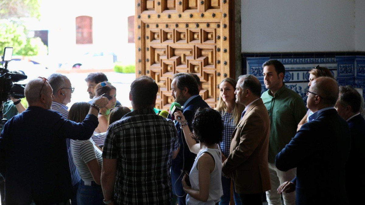 Núñez ha visitado el Ayuntamiento de Talavera de la Reina.
