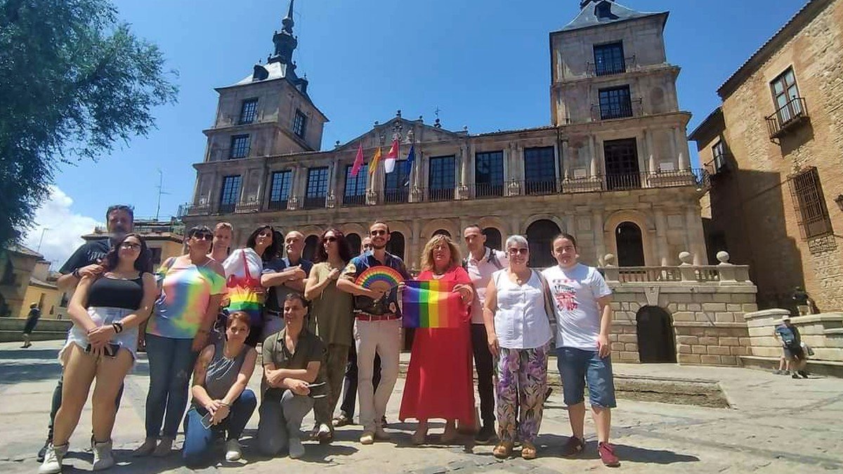 La bandera LGTBI sí ha lucido en la plaza del Ayuntamiento, pese a la decisión de PP y Vox de no colgarla del balcón del Consistorio.