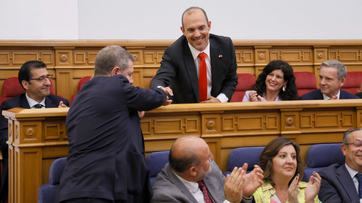 Bellido es felicitado por García-Page tras su reelección como presidente de la Cámara autonómica. - CARMEN TOLDOS