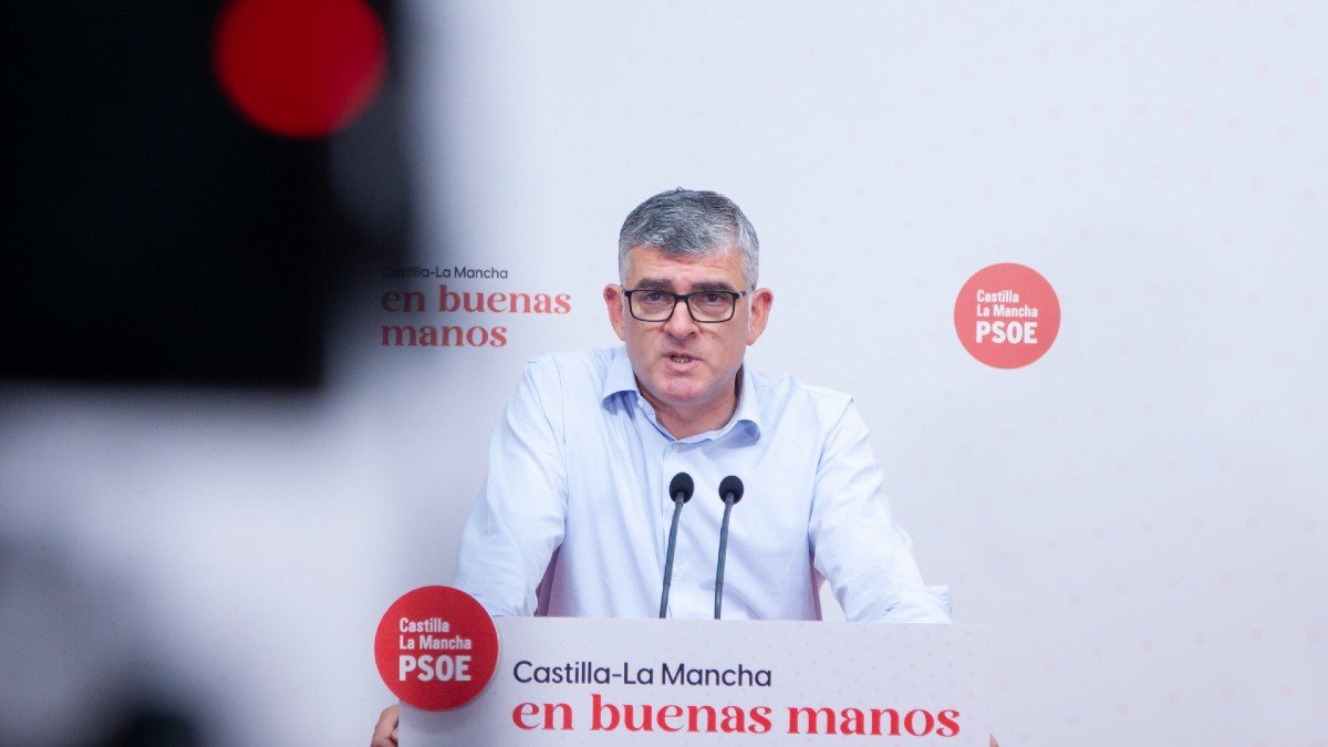 El presidente del grupo socialista en las Cortes, Ángel Tomás Godoy, durante la rueda de prensa en Toledo.