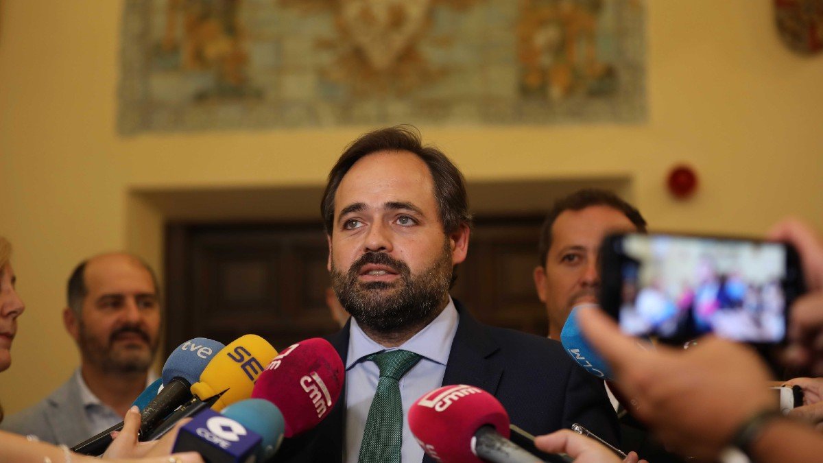 Núñez visitaba el pasado lunes el Ayuntamiento de Toledo, gobernado por el PP y Vox, en el que este año no se ha colgado la bandera arcoíris.