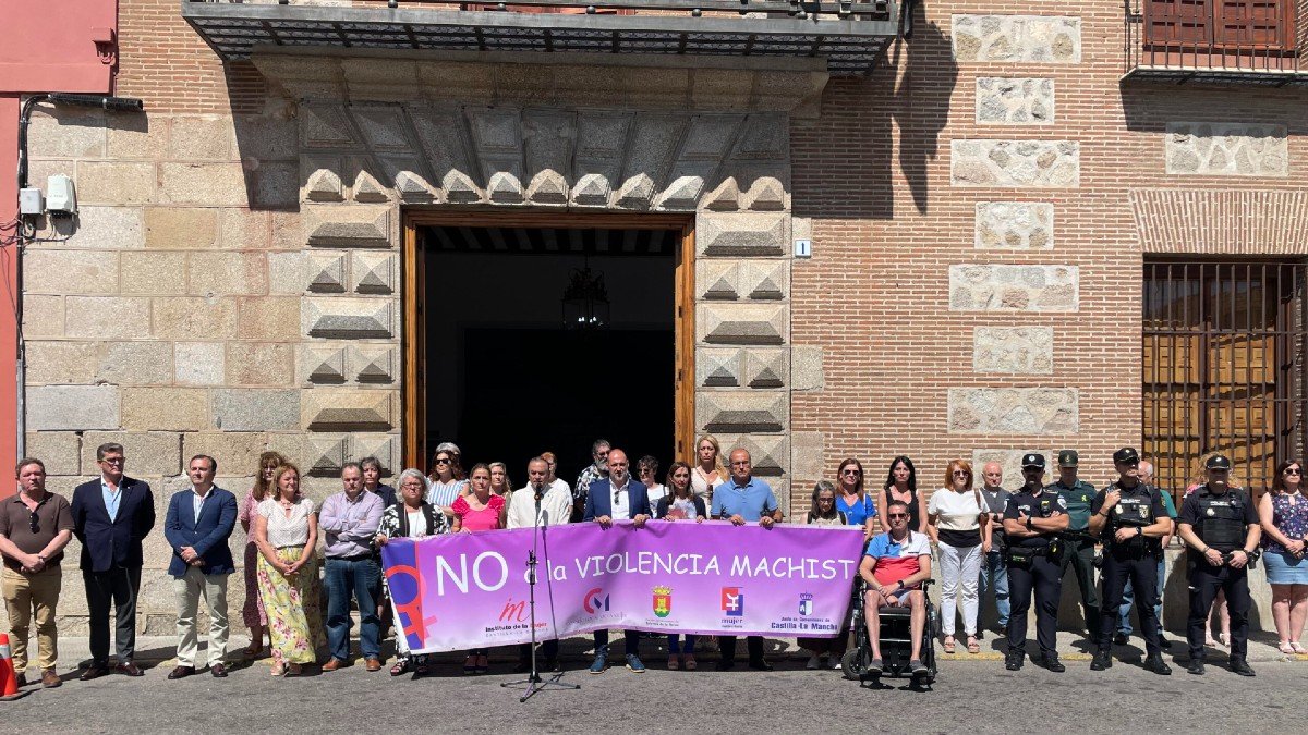 Los cuatro concejales de Vox se han situado fuera de la pancarta, tras la que sí han estado concejales del PP y PSOE.