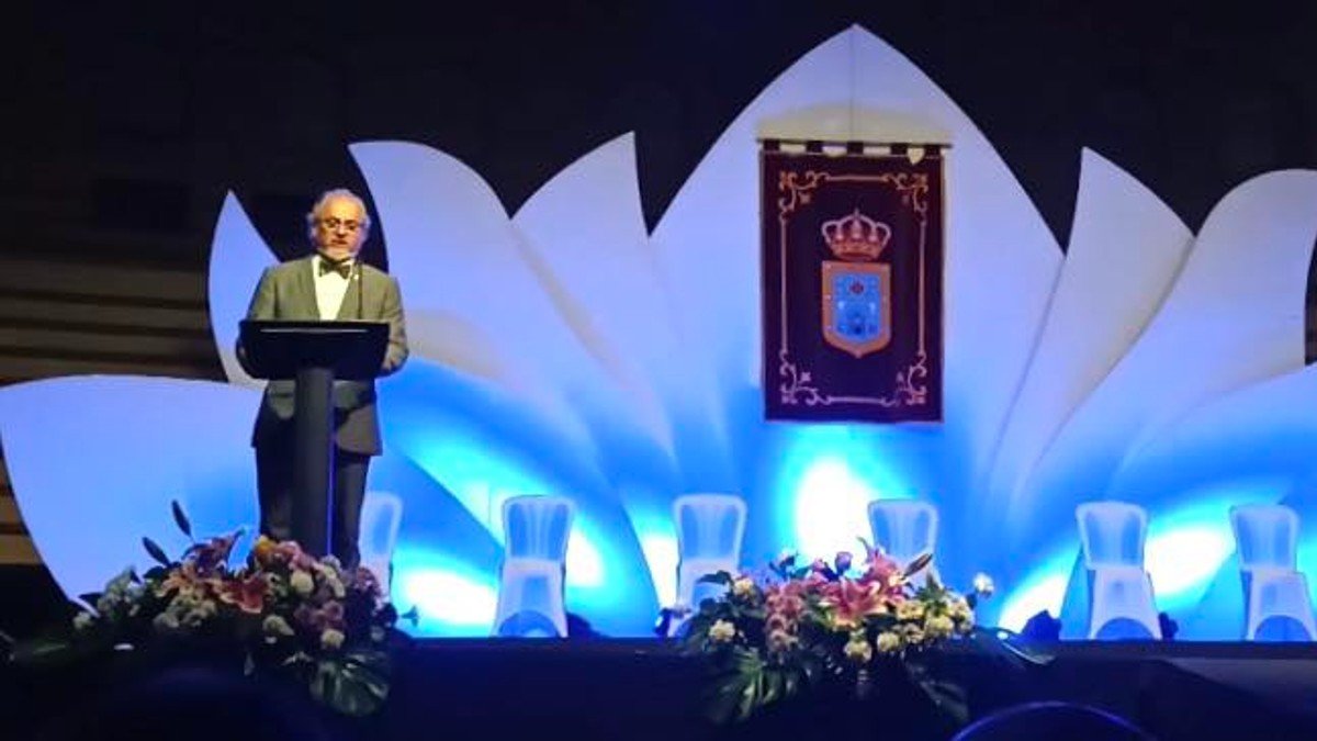 El concejal de Fiestas de Caudete, Francisco Medina, durante su discurso en el acto de elección de reina de las fiestas de Moros y Cristianos el pasado sábado.