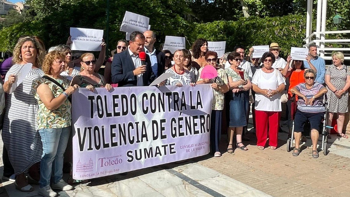 Un grupo de mujeres portaba carteles en los que se podía leer: '¿Dónde está la Concejalía de Igualdad?'.