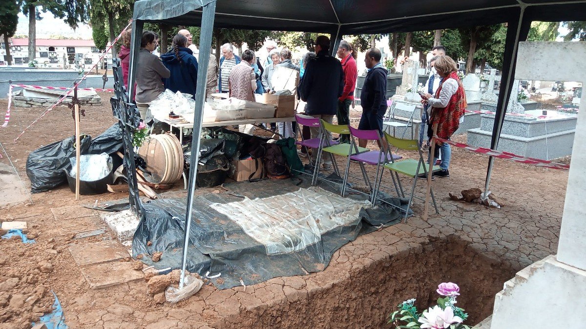 En septiembre de 2022, Mapas de Memoria en colaboración con varios equipos internacionales, exhumaban los restos de ocho personas asesinadas en 1939 en Almadén. - MAPAS DE MEMORIA