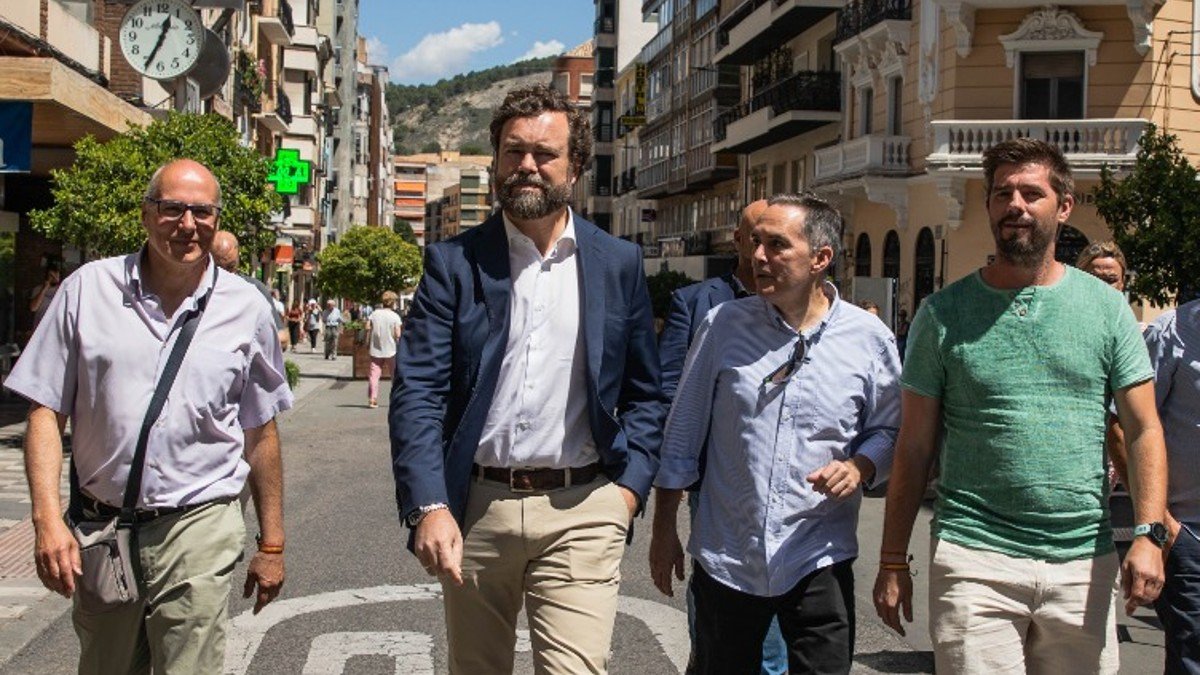 Latorre (segundo por la derecha), junto a Espinosa de los Monteros durante la visita que realizaba a Cuenca el pasado 4 de julio. 