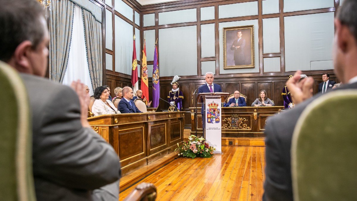 García-Page y Bellido asistieron a la toma de posesión de Vega como presidente de la Diputación de Guadalajara. | D. ESTEBAN