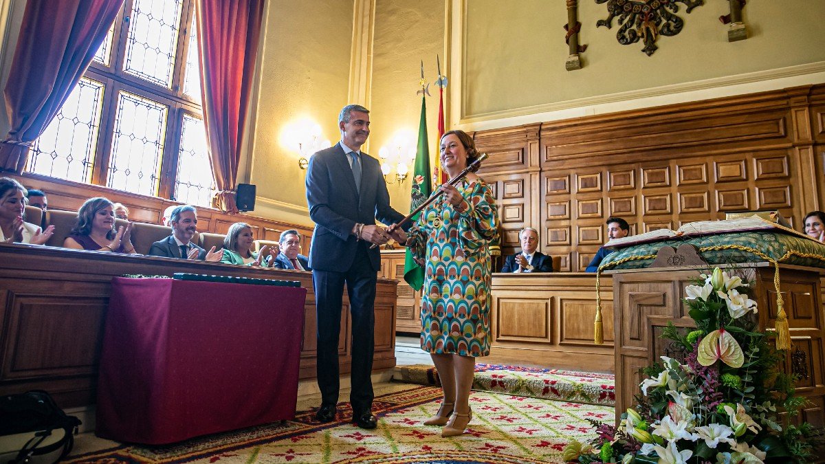 Gutiérrez ha entregado el bastón de mando a la nueva presidenta de la Diputación de Toledo, Conchi Cedillo. - D. ESTEBAN