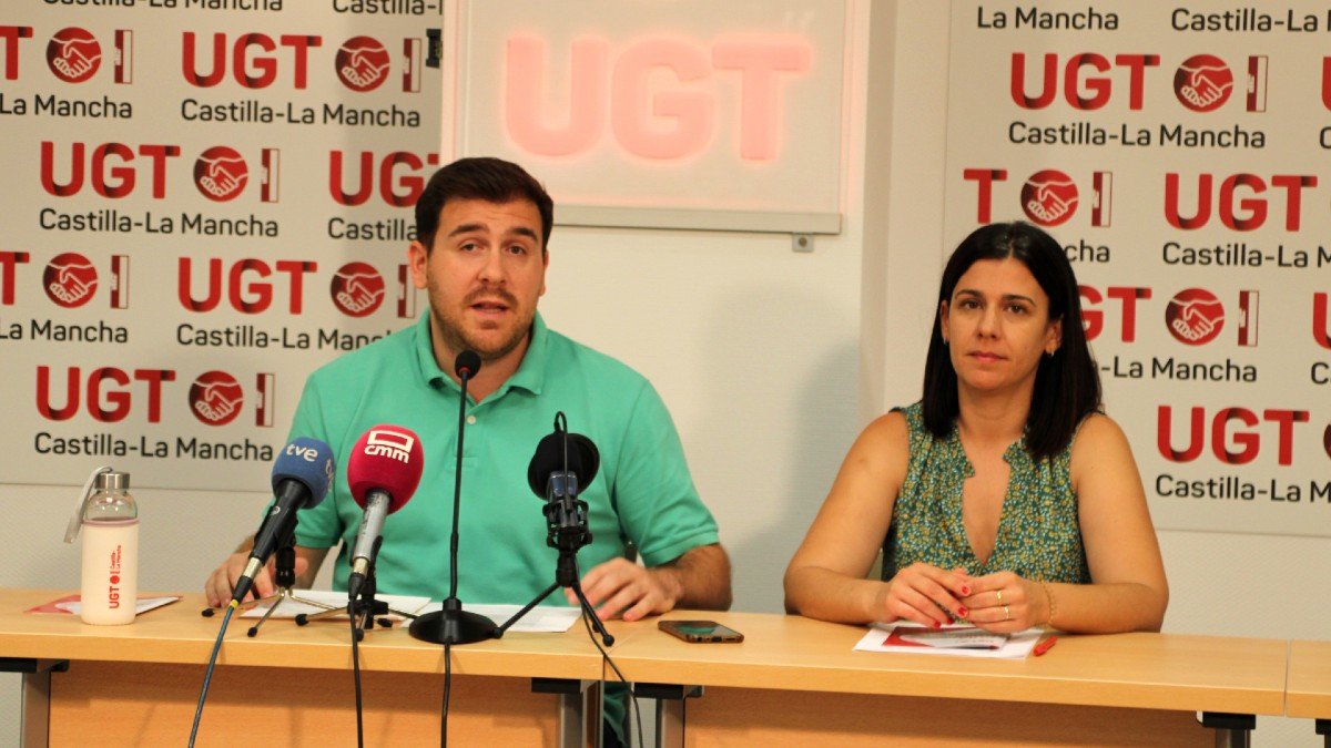 Javier Flores e Irene Ortega han presentado la Guía de Prevención Laboral frente a las Altas Temperaturas elaborada por UGT CLM.