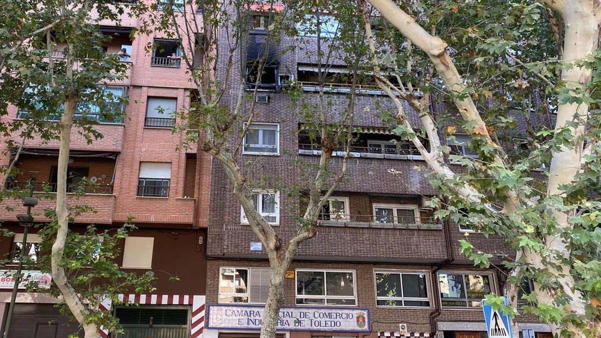 El incendio tenía lugar en el tercer piso de un bloque de nueve alturas en la calle Carnicerías.