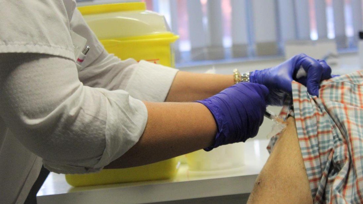 La campaña de vacunación se dirige principalmente a personas con riesgo de presentar mayores complicaciones en caso de padecer la gripe. - JCCM