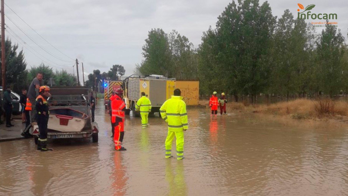 Efectivos del Plan Infocam en una intervención a causa de las fuertes lluvias en la localidad toledana de Mocejón. - PLAN INFOCAM