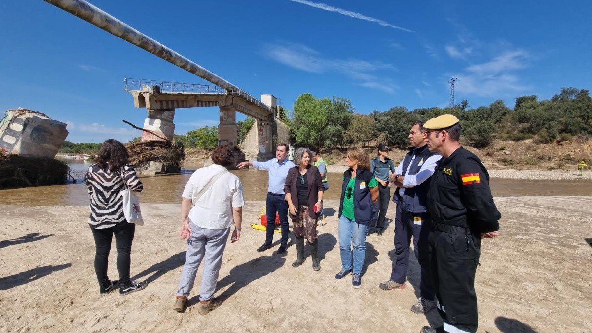 Gómez ha visitado junto a la ministra Ribera el puente dañado por la DANA. - JCCM